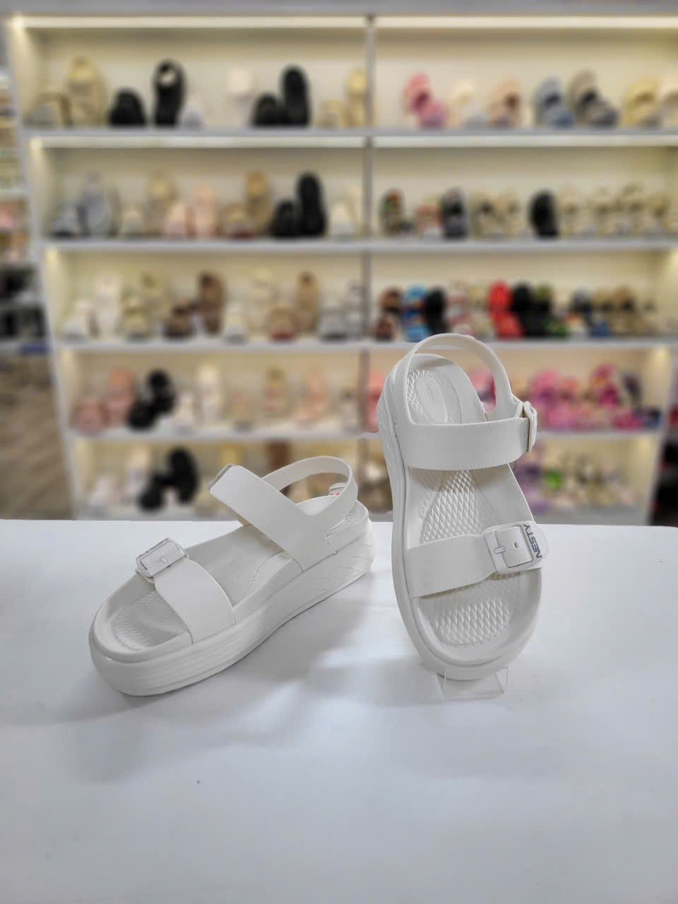 GIÀY SANDAL NỮ ĐẾ BÁNH MÌ 2 QUAI KHÓA CÀI NESTY NE48-SP002075