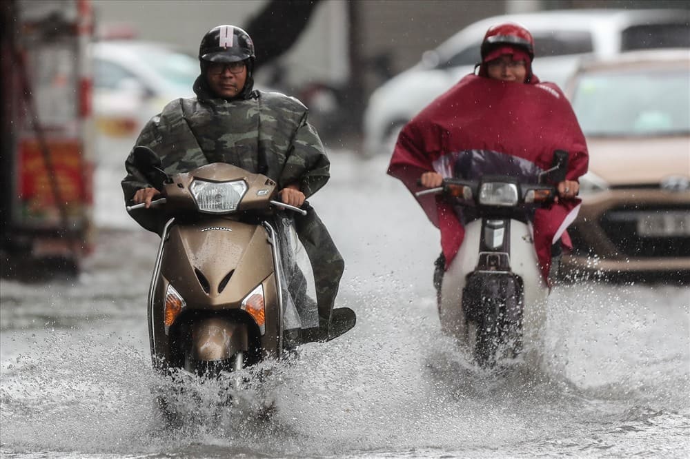 Mùa Mưa Đến Nên Mang Dép Nào Phù Hợp Đi Mưa? Gợi Ý Top Dép Đi Mưa Tiện Lợi Và Thời Trang